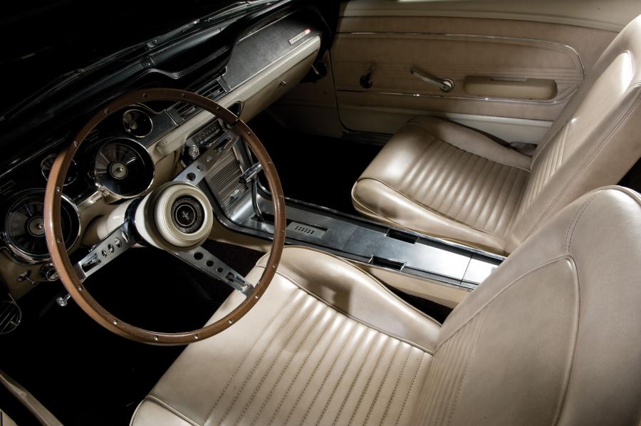 Интерьер Ford Mustang Convertible 1967 года  (фото 41 из 44)